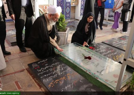 حضور آیت‌الله اعرافی در گلزار شهدای کرمان